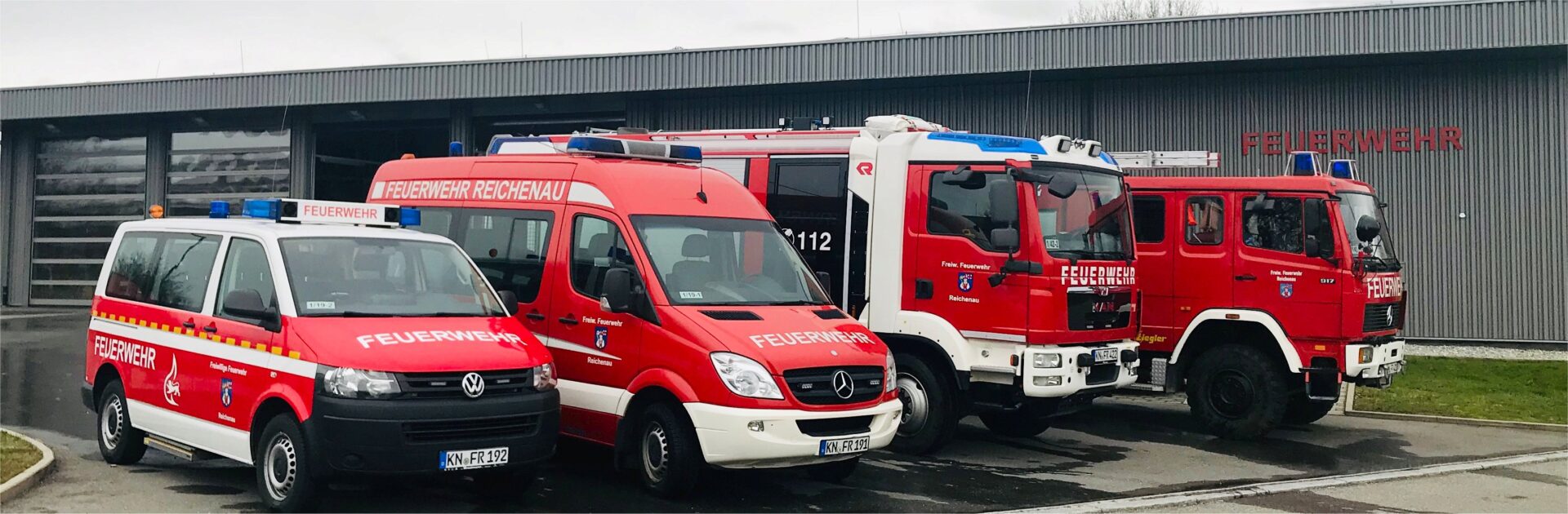 Unsere Fahrzeuge vor dem Gerätehaus